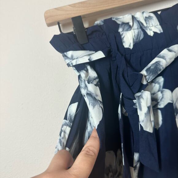 NEW IJOAH Women's Kadie Floral Shorts Navy White Size Medium Vacation Tropical - Picture 4 of 8
